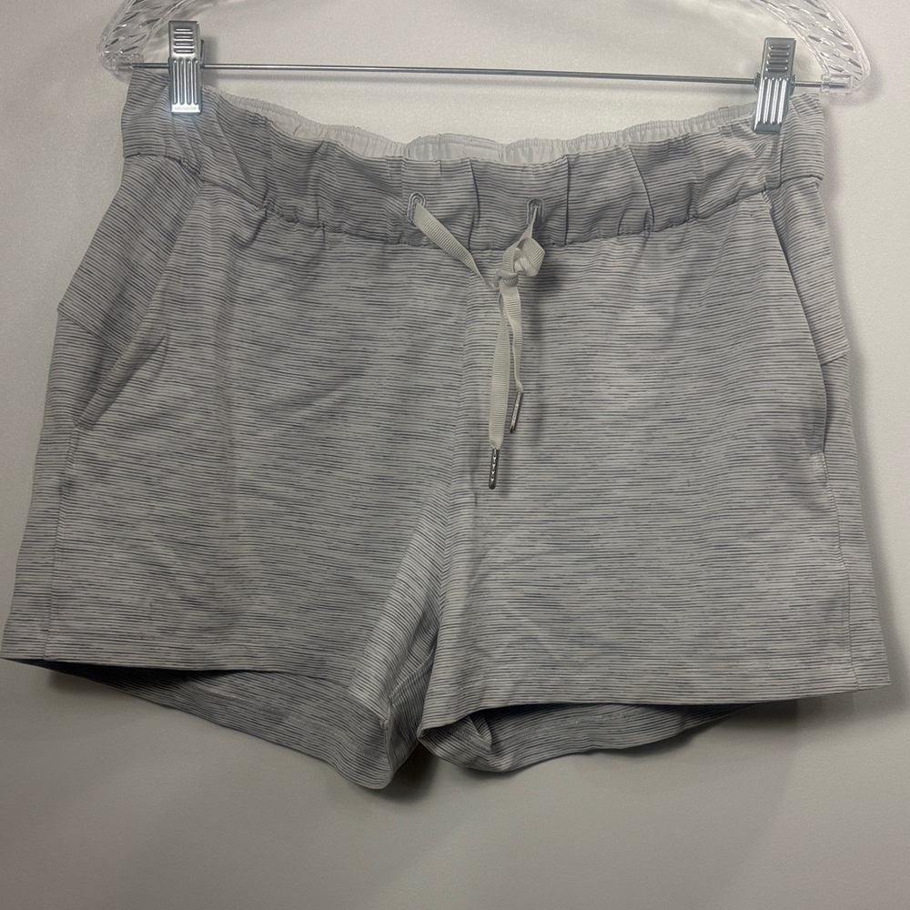 Lululemon Women’s On the Fly Shorts gray stripe size 8